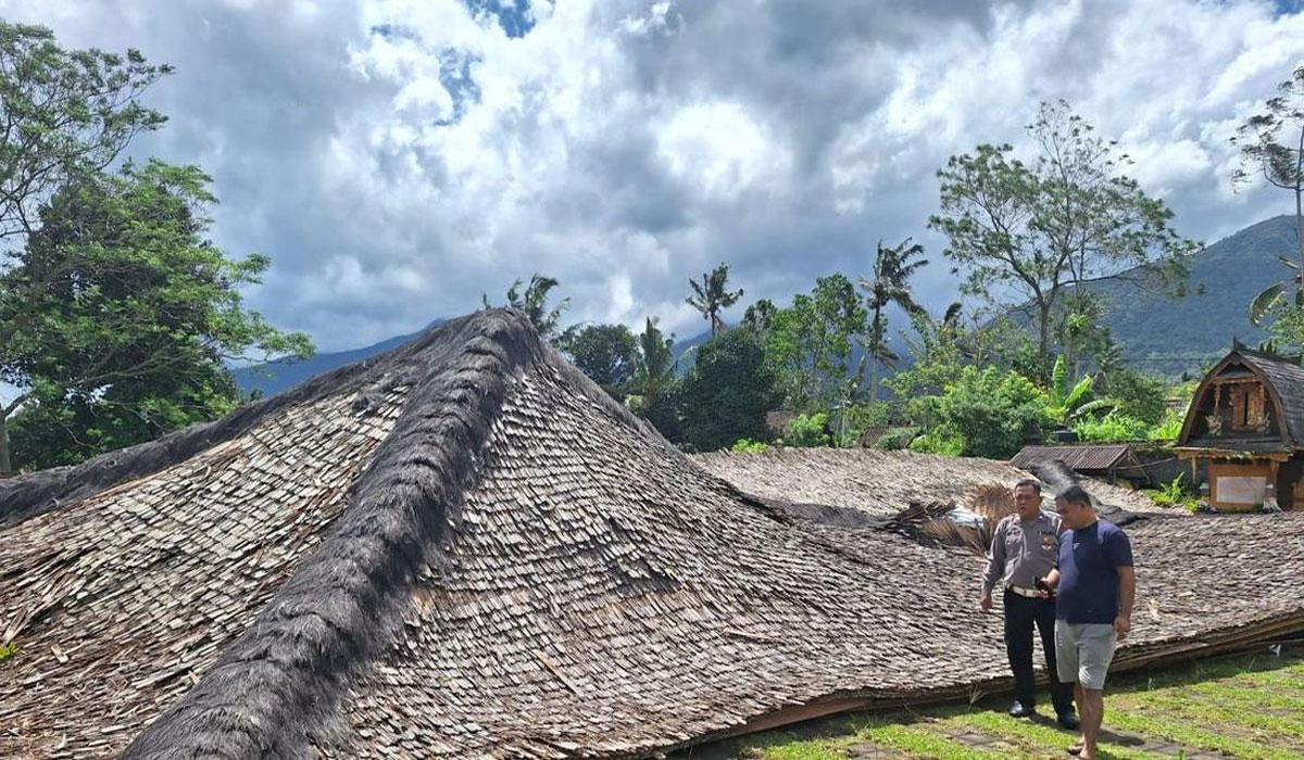 Peristiwa Mengejutkan! Empat Bangunan di Pura Luhur Pucak Tinggah Tiba-Tiba Ambruk, Kerugian Capai Rp1,5 Miliar